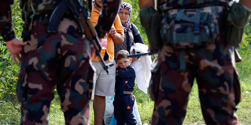 Agenti ungheresi fermano una famiglia di migranti al confine tra Ungheria e Serbia nei pressi di Asotthalom (AP Photo/Matthias Schrader)