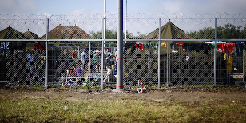 Un campo di accoglienza per migranti tra Serbia e Ungheria. (AP Photo/Matthias Schrader)