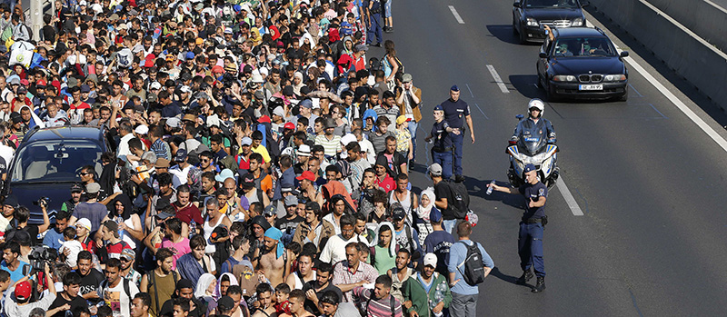 Centinaia di migranti escono a piedi da Budapest diretti verso l'Austria, il 4 settembre 2015 (AP Photo/Frank Augstein)