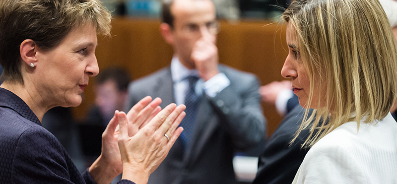 La ministra svizzera della Giustizia Simonetta Sommaruga con Federica Mogherini (AP Photo/Geert Vanden Wijngaert)