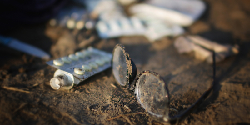 Un paio di occhiali e alcuni blister di medicinali trovati nei pressi di Roszke, un paese ungherese vicino al confine con la Serbia (Christopher Furlong/Getty Images)