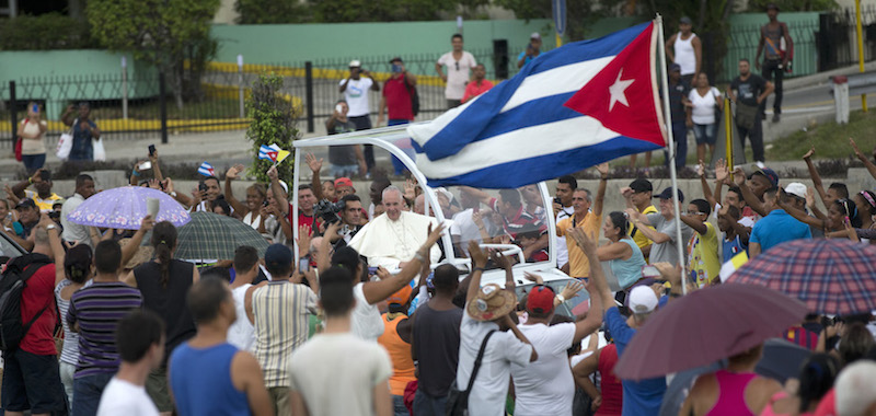 Papa Francesco saluta alcuni cubani su una Papamobile scoperta all'Avana (Ismael Francisco/Cubadebate Via AP)