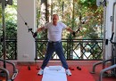 Il video di Putin e Medvedev che fanno pesi
