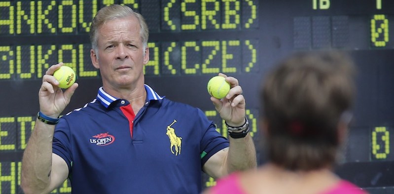 Todd Reed, 53 anni, mentre lavora come raccattapalle agli US Open del 2014. (KENA BETANCUR/AFP/Getty Images)