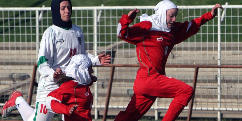 Niloufar Ardalan, a sinistra con la divisa bianca, durante una partita amichevole giocata allo stadio Ararat di Teheran, in Iran. (AP Photo)