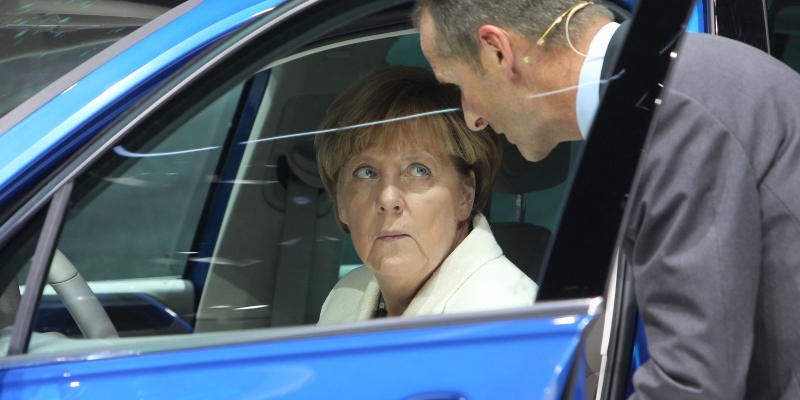 Il cancelliere tedesco Angela Merkel al Salone dell'auto di Francoforte 2015 (DANIEL ROLAND/AFP/Getty Images)