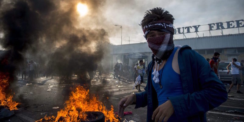 Le foto degli scontri al confine tra Ungheria e Serbia