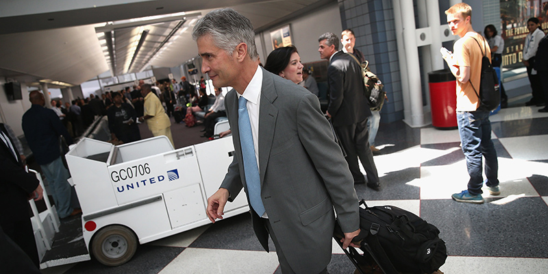 L’ex CEO di United, Jeff Smisek, all’aeroporto O’Hare International di Chicago, Illinois, Stati Uniti (Scott Olson/Getty Images)