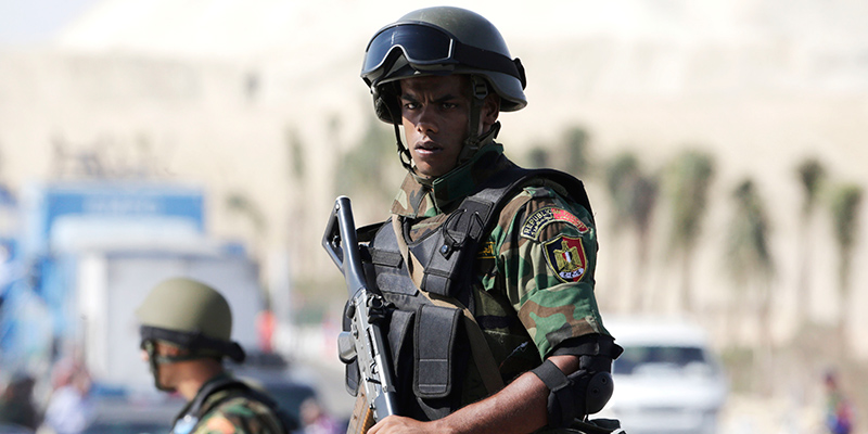 Un soldato delle forze speciali egiziane (AP Photo/Amr Nabil)