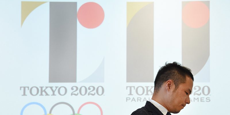 Il designer Kenjiro Sano durante la presentazione del logo di Tokyo 2020 lo scorso luglio (TORU YAMANAKA/AFP/Getty Images)
