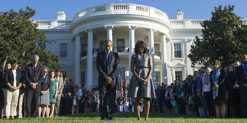 Il presidente degli Stati Uniti Barack Obama e sua moglie Michelle Obama durante una commemorazione per i morti dell'attentato alle Torri Gemelle alla Casa Bianca, 11 settembre 2015 (Kevin Dietsch-Pool/Getty Images)