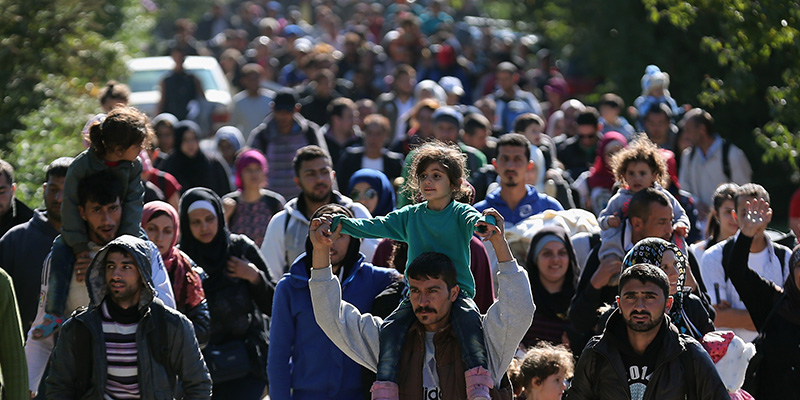 Centinaia di migranti arrivati col treno a Hegyeshalom, in Ungheria, percorrono a piedi i quattro chilometri che li separano dal confine con l'Austria. (Christopher Furlong/Getty Images)