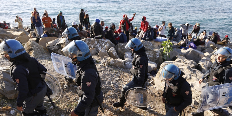 Migranti e polizia sugli scogli di Ventimiglia, il 30 settembre 2015. (VALERY HACHE/AFP/Getty Images)