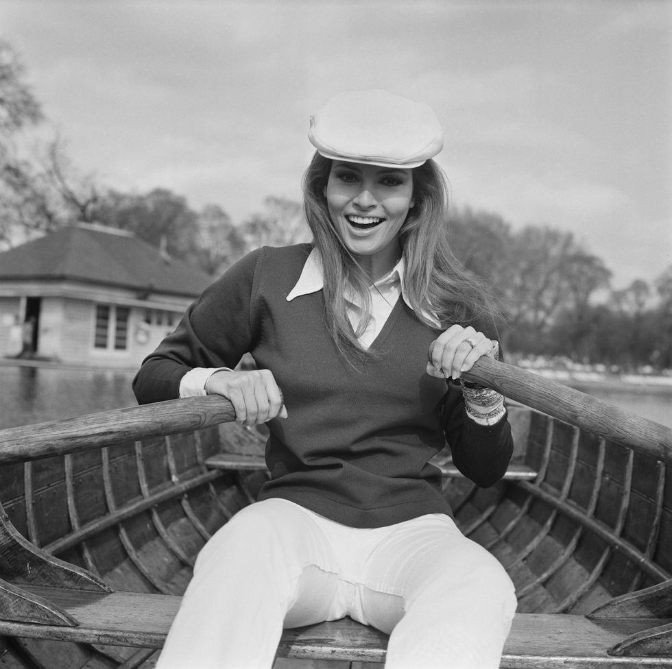 Raquel Welch in barca