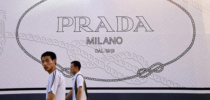 Un negozio di Prada in apertura a Shanghai, Cina, nel 2009
(AP Photo/Eugene Hoshiko)