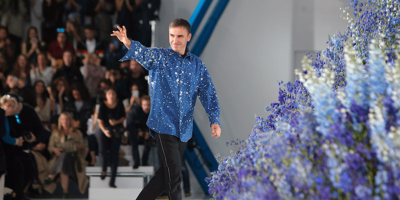 Raf Simons alla sua ultima sfilata di Dior, a Parigi, per la presentazione della collezione primavera/estate 2016
2 ottobre 2015
(AP Photo/Thibault Camus)