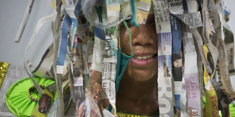 Una modella con una creazione di materiali di riciclo con pagine di giornali, a Rio de Janeiro, 2 febbraio 2015
(AP Photo/Felipe Dana)