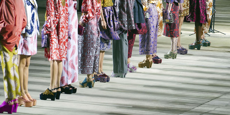 La sfilata di Dries Van Noten, il 30 settembre 2015 (AP Photo/Zacharie Scheurer)