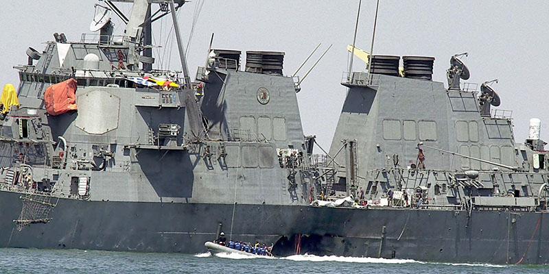 Il cacciatorpediniere USS Cole nel porto di Aden, Yemen, 15 ottobre 2015 (AP Photo/Dimitri Messinis, File)