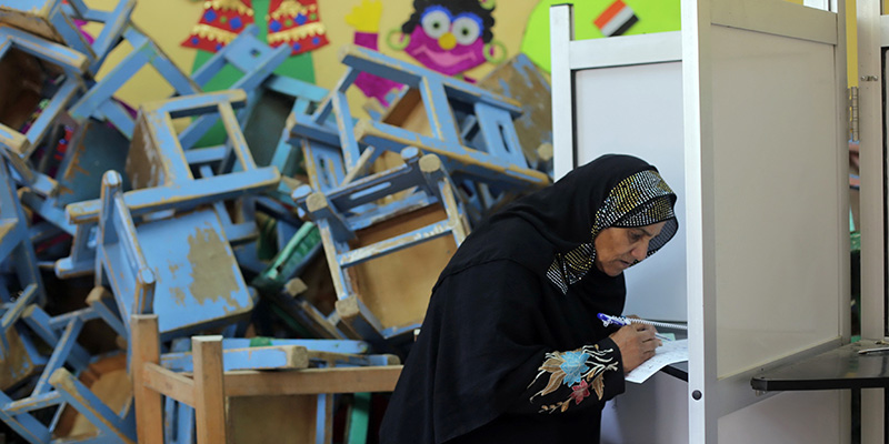 Una donna egiziana al voto, 18 ottobre 2015 (Roger Anis/El Shorouk Newspaper via AP) 