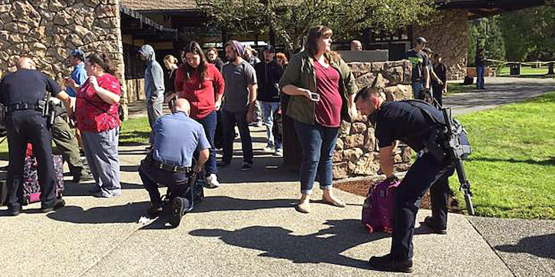 La polizia controlla alcune persone fuori dal college di Umpqua (Mike Sullivan/Roseburg News-Review via AP)