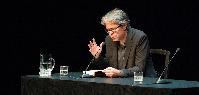 Jonathan Franzen legge il suo nuovo romanzo "Purity" alla fiera del libro di Francoforte, 15 ottobre 2015. 
(Alexander Heinl/picture-alliance/dpa/AP Images)