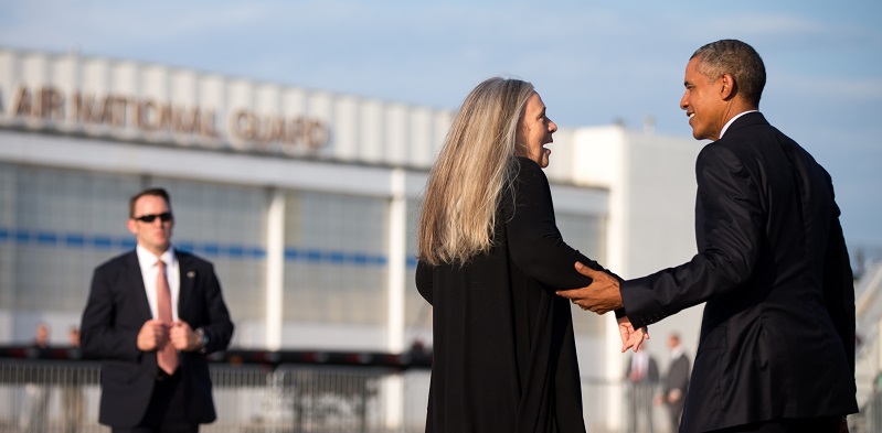 Marilynne Robinson saluta Barack Obama all'imbarco dell'Air Force One all'aeroporto di Des Moines, nell'Iowa.
(AP Photo/Andrew Harnik)