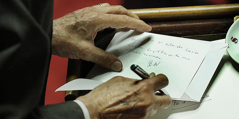 Biglietto di Giorgio Napolitano per Paolo Romani in Senato durante il voto finale al decreto sulle riforme costituzionali, Roma, 13 ottobre 2015. (ANSA/ GIUSEPPE LAMI)