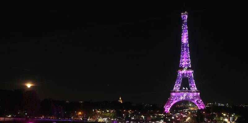 La Torre Eiffel di Parigi illuminata di rosa per sensibilizzare sulla prevenzione sul cancro al seno, 28 settembre 2015. 
(JACQUES DEMARTHON/AFP/Getty Images)
