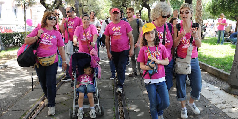 Alcuni partecipanti della Festa delle Famiglie Arcobaleno – cioè quelle composte da genitori GLBT – a Salerno, 3 maggio 2015. 
(ANSA/MASSIMO PICA)