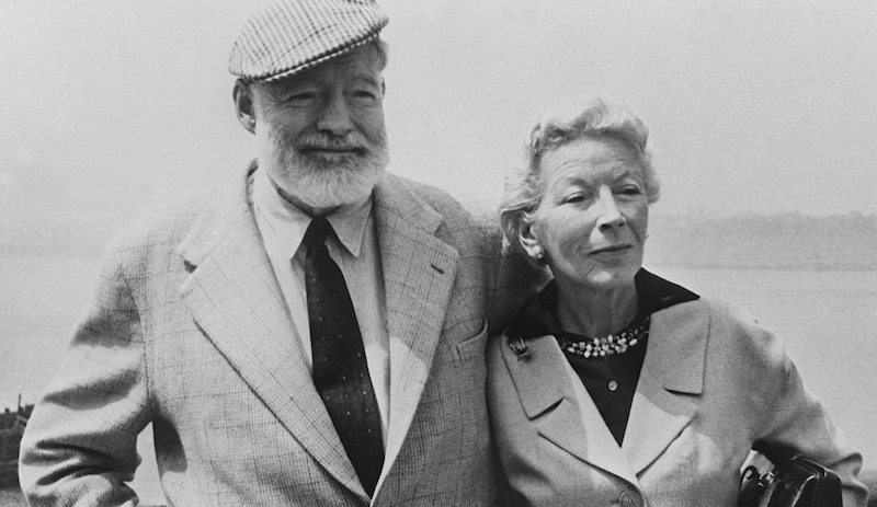 Ernest Hemingway con sua moglie durante un viaggio in nave dagli Stati Uniti all'Europa, negli anni Sessanta. (AFP/Getty Images)