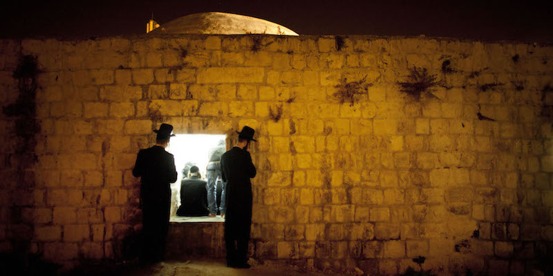 Ebrei ultraortodossi pregano fuori dal complesso della Tomba di Giuseppe, 4 luglio 2011 (Uriel Sinai/Getty Images)