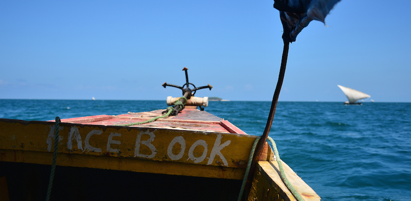 Una barca da pesca chiamata "Facebook" a Zanzibar, in Africa. (GABRIEL BOUYS/AFP/Getty Images)