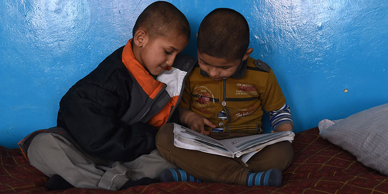 Due bambini in un orfanotrofio di Kabul (WAKIL KOHSAR/AFP/Getty Images)