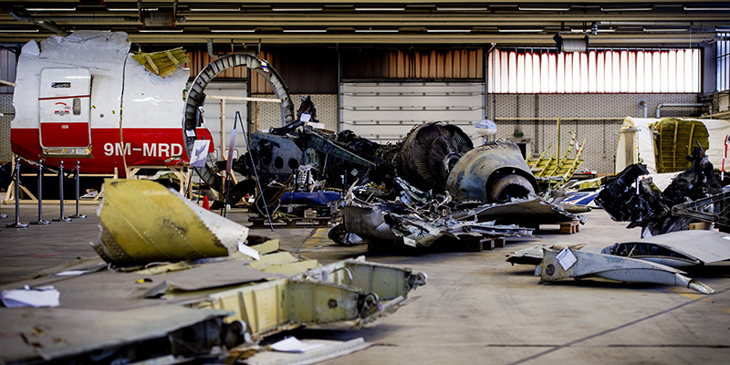 I resti del volo Malaysia Airlines MH17 nella base aerea olandese di Gilze-Rijen, 2 marzo 2015 (ROBIN VAN LONKHUIJSEN/AFP/Getty Images)