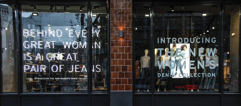 Una vetrina di San Francisco per il lancio della nuova collezione donna, 15 luglio 2015
(Kimberly White/Getty Images for Levi's)