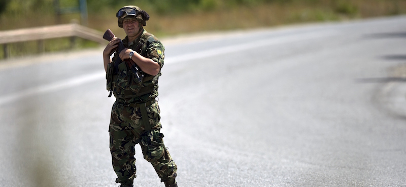 Un soldato bulgaro di guardia sul confine con la Turchia. (AFP PHOTO / NIKOLAY DOYCHINOV