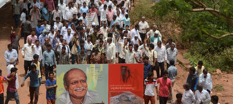 La processione al funerale di M.M. Kalburgi, l'accademico ucciso il 31 agosto nella sua casa, per aver criticato l'induismo. (STRDEL/AFP/Getty Images)