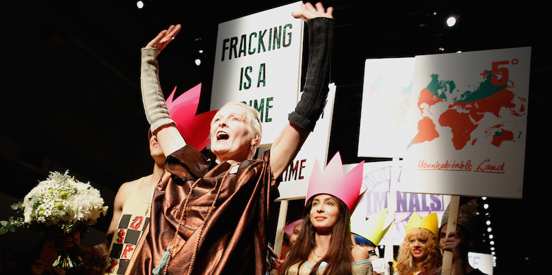 La sfilata di Vivienne Westwood durante la settimana della moda di Londra, con i cartelloni di protesta per i tagli alla spesa del governo Cameron, i cambiamenti climatici e il fracking,
20 settembre 2015,
(Tristan Fewings/Getty Images)