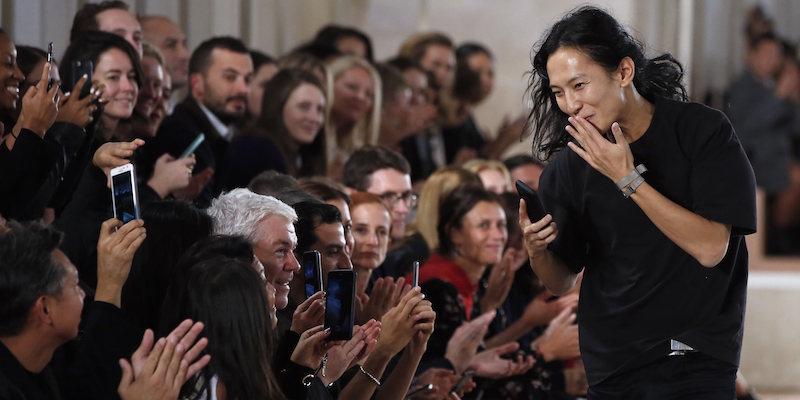 Il saluto di Alexander Wang al termine della sfilata di Balenciaga (PATRICK KOVARIK/AFP/Getty Images)