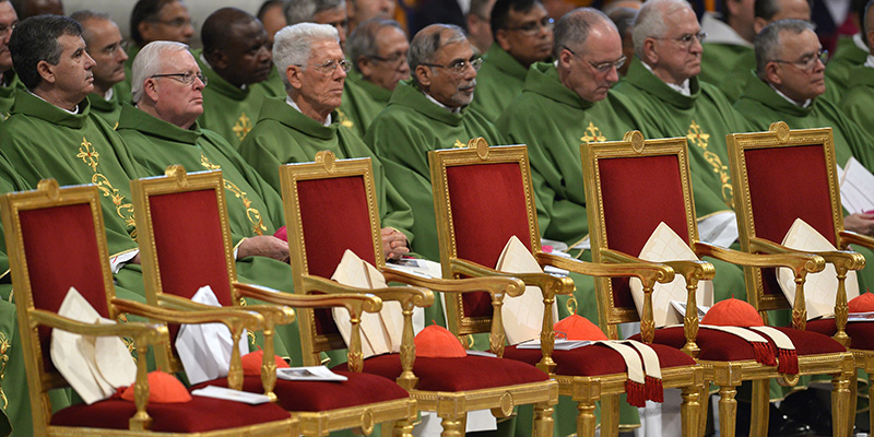 Cardinali nella basilica di San Pietro per l'apertura ufficiale del Sinodo ordinario, 4 ottobre 2015 (TIZIANA FABI/AFP/Getty Images)