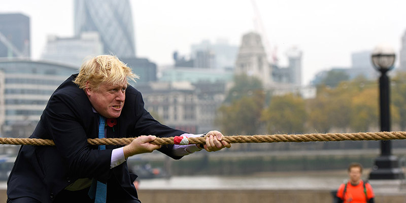 Il video del sindaco di Londra Boris Johnson che gioca al tiro alla fune, e scivola
