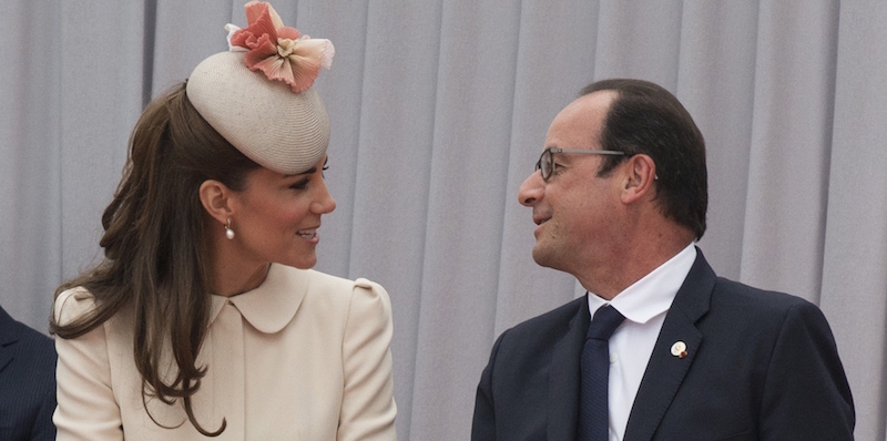 Kate Middleton, duchessa di Cambrdige, conversa con il presidente francese François Hollande a Liegi, in Belgio, 4 agosto 2015. 
(FRED DUFOUR/AFP/Getty Images)
