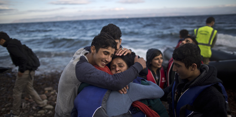 Una famiglia di afghani si abbraccia dopo essere arrivata a Lesbo, 1 ottobre 2015. 
(AP Photo/Muhammed Muheisen)