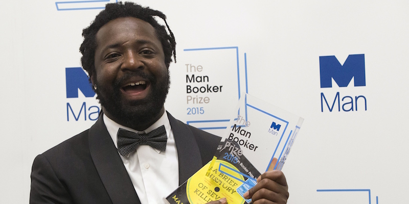 Marlon James con una copia di A Brief History of Seven Killings e il Man Booker Prize, alla Guildhall di Londra, 13 ottobre 2015. 
(Neil Hall - WPA Pool /Getty Images)
