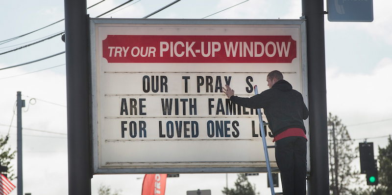 Un messaggio per le persone uccise nella strage all'università di Roseburg, in Oregon, 3 ottobre 2015. 
(Scott Olson/Getty Images)