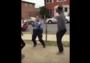 Il video della poliziotta che balla con una ragazza per allentare la tensione in strada dopo una rissa