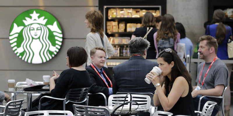 Clienti seduti ai tavoli di uno Starbucks Coffee a New York, nel maggio del 2015.
(AP Photo/Mark Lennihan)
