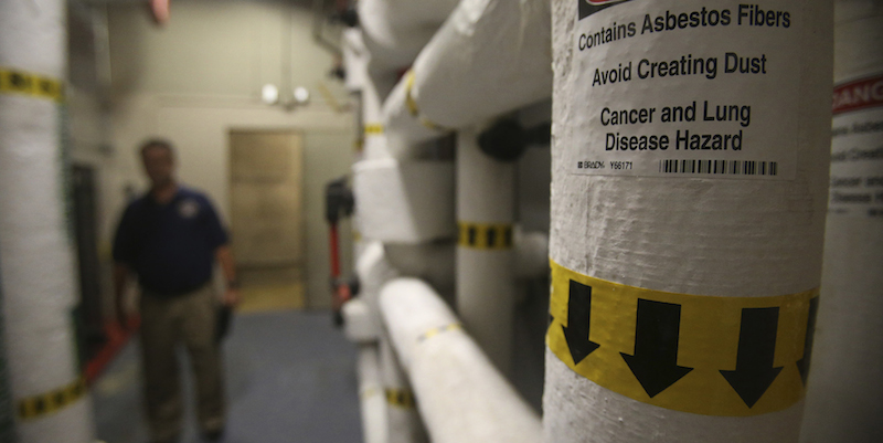 Un simbolo di avvertimento per la presenza di asbesto attaccato a un tubo della John H. Wood, Jr. Federal Courthouse, a San Antonio, Texas. (John Davenport /The San Antonio Express-News via AP)