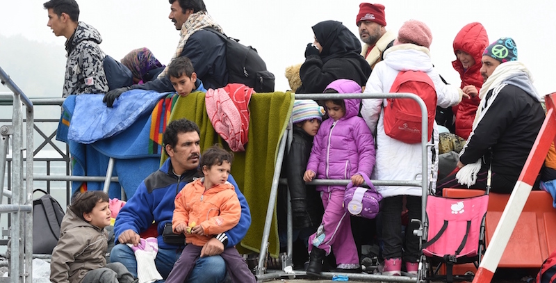 Migranti in attesa lungo il confine tra Austria e Germania, a Simbach. (CHRISTOF STACHE/AFP/Getty Images)